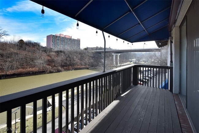 Foto del edificio - 19000 Lake Rd