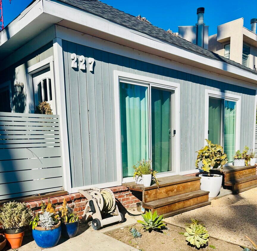 Casa del frente - 227 Bay St