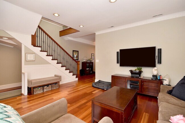 Building Photo - Single-Family Home in Lakeview! Gourmet Ki...