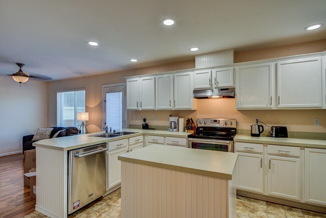 Building Photo - 3 Bedroom, 2 Bath House in Redwing Community