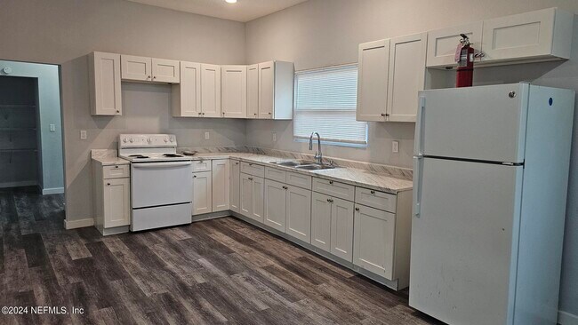 Foto del edificio - 1446 W 23rd St