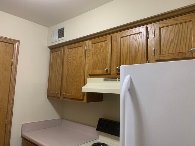 Kitchen - 420 Walton Ln