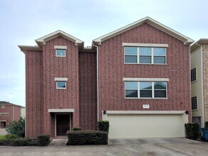 Building Photo - 11603 Main Spruce Dr