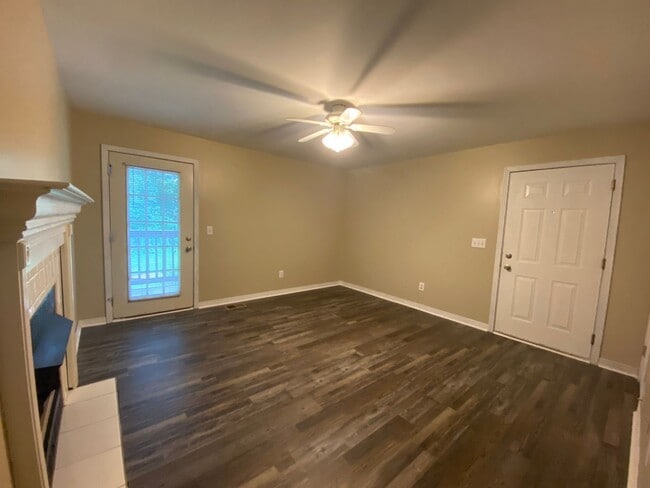 Building Photo - Renovated One Level 2 Bedroom / 2 Bathroom condo in Hermitage!