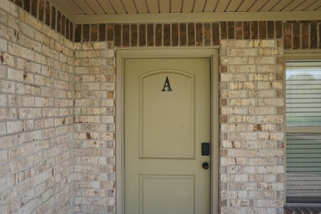 Building Photo - 410 W Matthews Ave