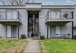 Building Photo - 702 Farmhurst Dr