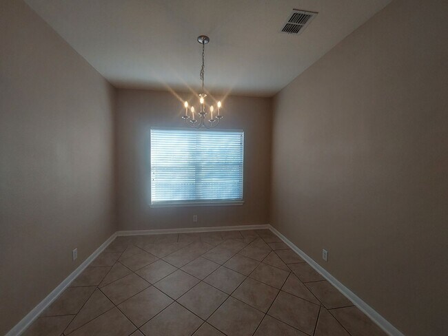 Foto del edificio - Rare 5 bedroom near lake in gated communit...