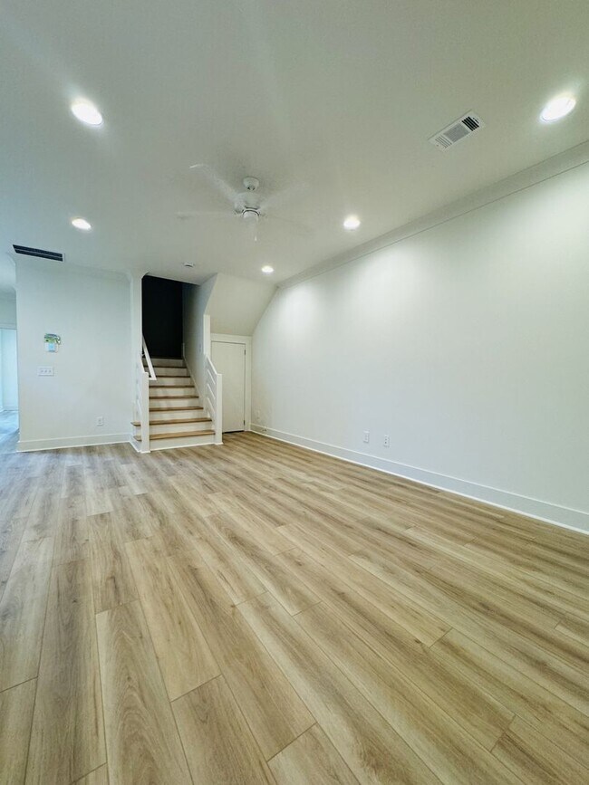 Foto del edificio - Modern 3 Bed, 3.5 Bath Townhome – Prime Lo...