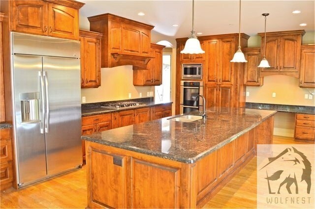 Building Photo - Luxuries 7 Bedroom Sandy Home
