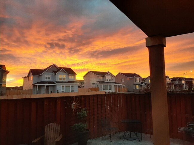 Foto del edificio - Stunning 4-Bedroom in Redmond's beautiful Fairhaven Neighborhood!