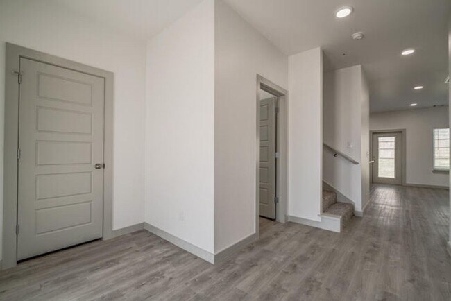 Building Photo - 3 Bed 2.5 Bath Duplex Includes Office Spac...