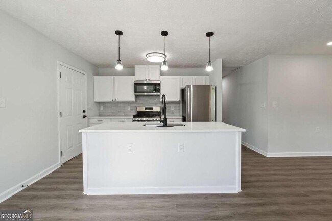 Foto del edificio - Fully renovated, 3 bed, 1 full bath, new LVP, new paint, granite counters, open floor plan, W/D h...