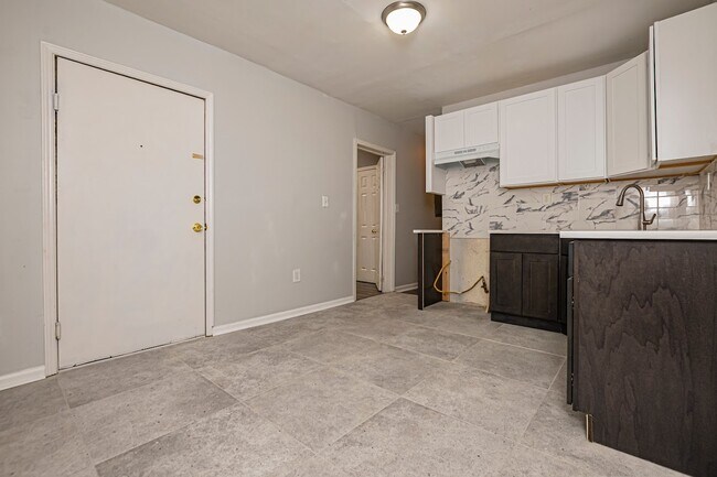 Building Photo - 426 S 17th St