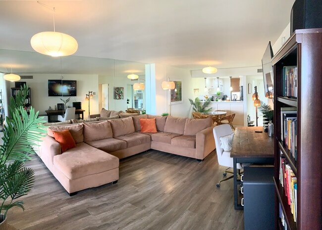 Living room - 4337 Marina City Dr