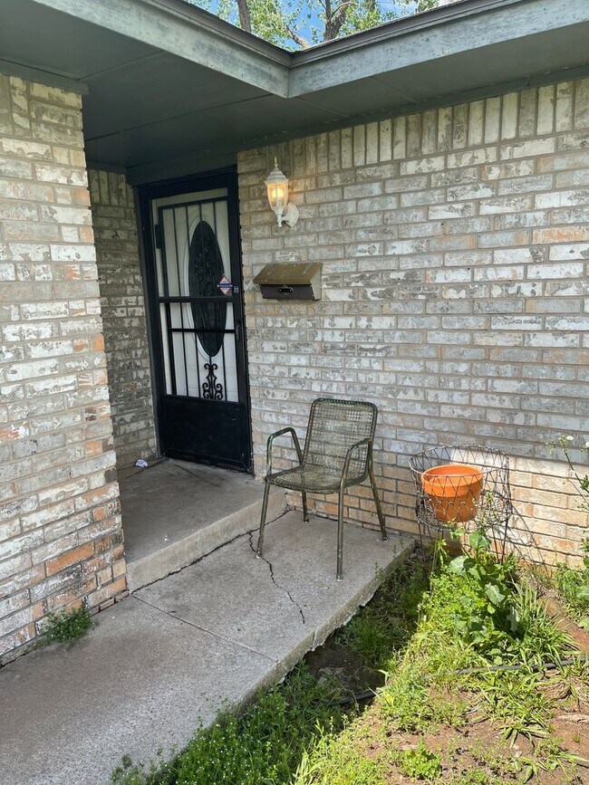 Foto del edificio - 3BD Home needing some TLC!! Has Fenced in Backyard & a 2-Car Garage!!