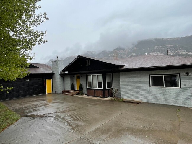 Building Photo - Spacious Single Level Ranch Style 4 Bed 2 ...