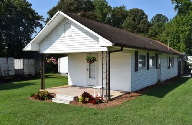 Building Photo - Charming, Partially Furnished Cottage-Styl...