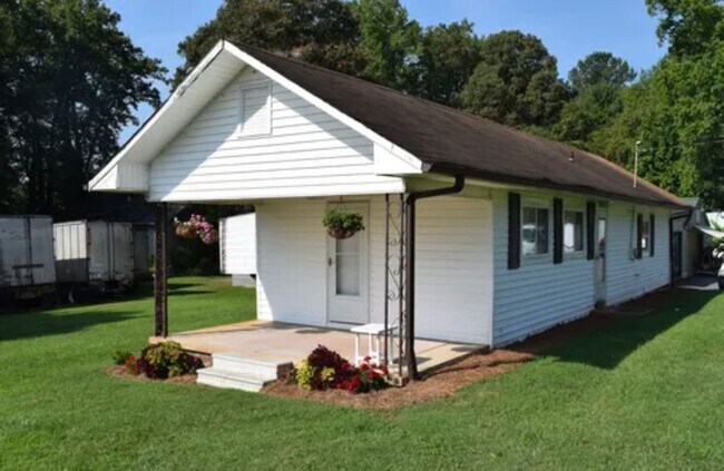Building Photo - Charming, Partially Furnished Cottage-Style Home Near Catawba Hospital – Available Now!