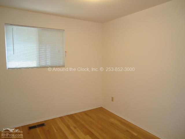 Building Photo - 951 E Maple St