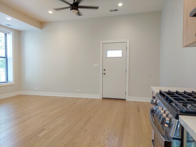 Foto del edificio - 2057 W Dickens Ave