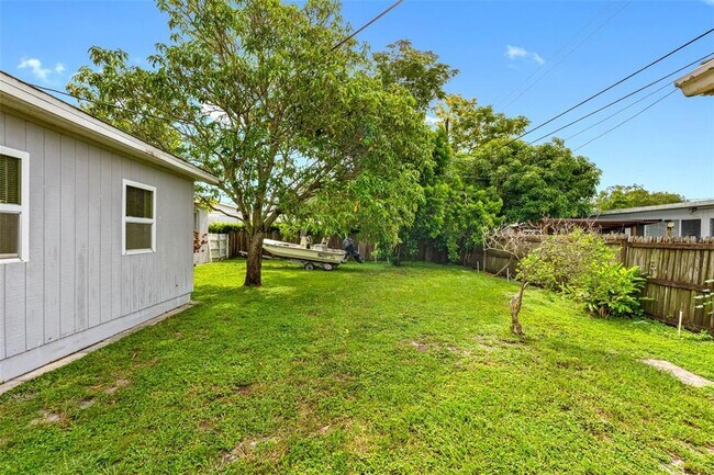 Building Photo - 4320 Yardley Ave N