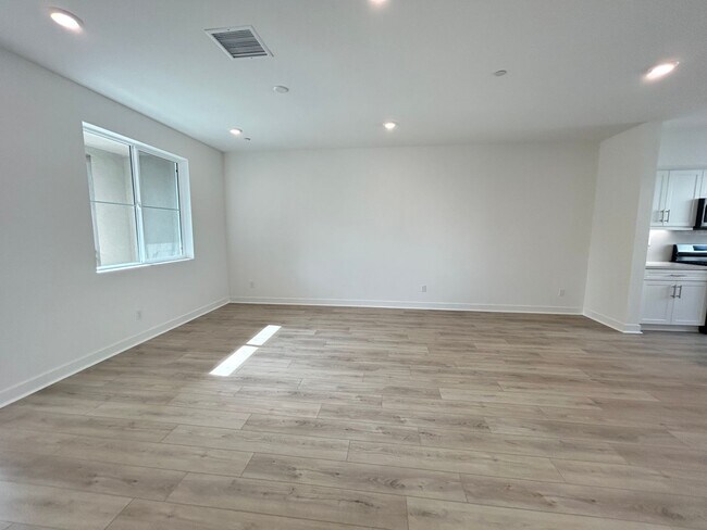 Foto del edificio - Gorgeous, 3 level townhome, featuring 2 car garage central Air, and in Unit laundry.