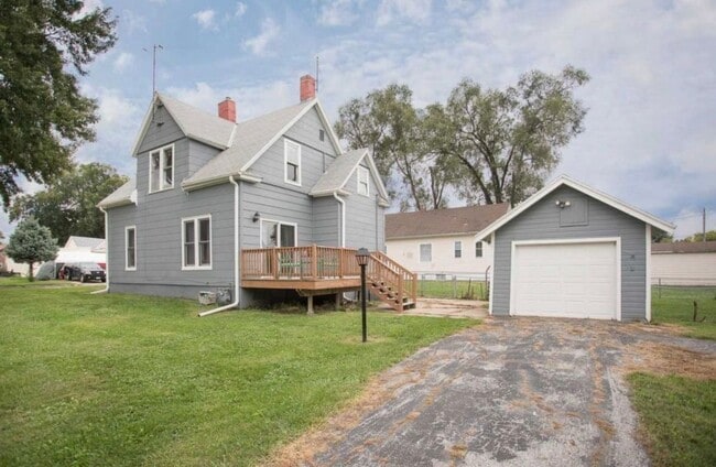 Building Photo - 3x2 corner lot w/ fenced backyard