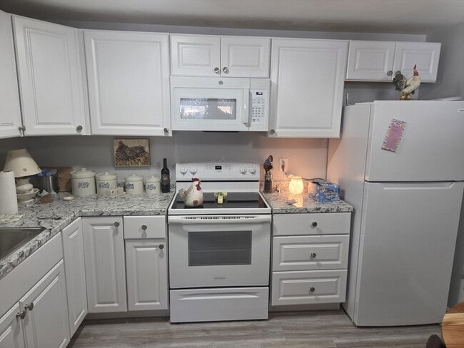 Building Photo - 176 Maple Ave