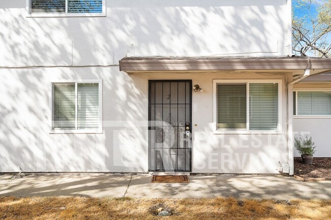 Foto del edificio - 243 Breuner Dr