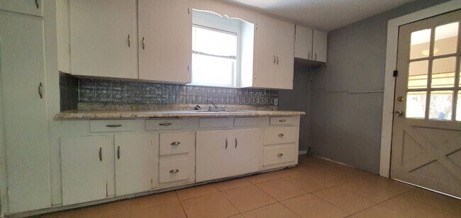 Foto del edificio - AFFORDABLE and Spacious 2 bedroom 1 bath Home AVAILABLE NOW