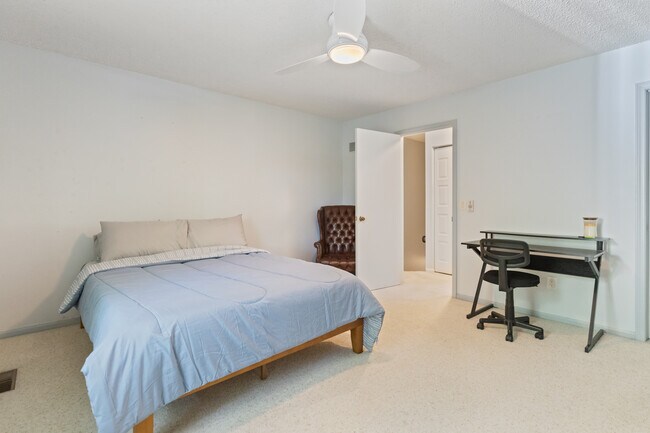 Foto del edificio - 3819 Greenleaf Cir