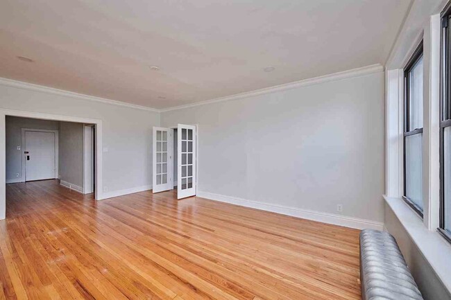 Building Photo - 5461 S Everett Ave