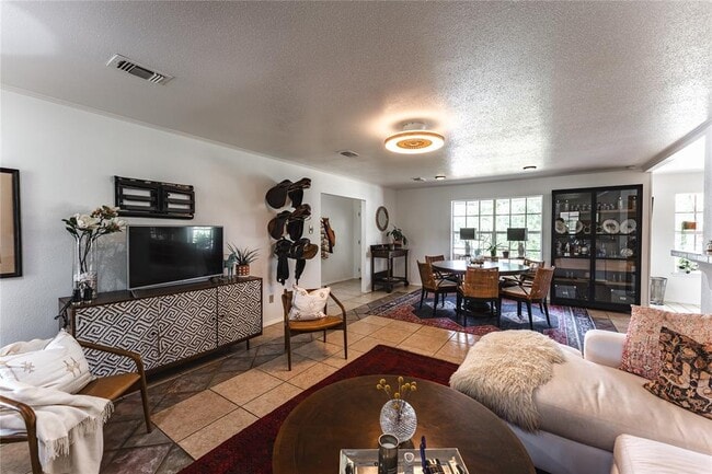 Foto del edificio - 9800 Ranch to Market Rd 150