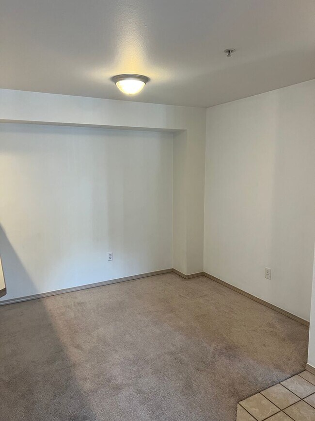 Building Photo - Cozy 2 Bedroom Condo in Everett!