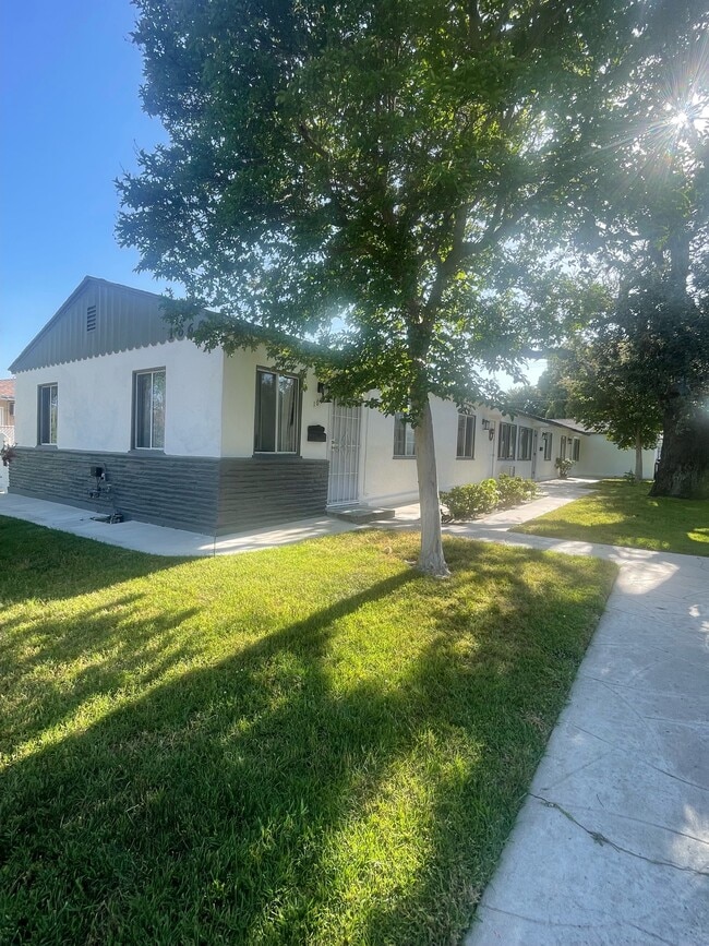 Building Photo - 1669 N Hollywood Way
