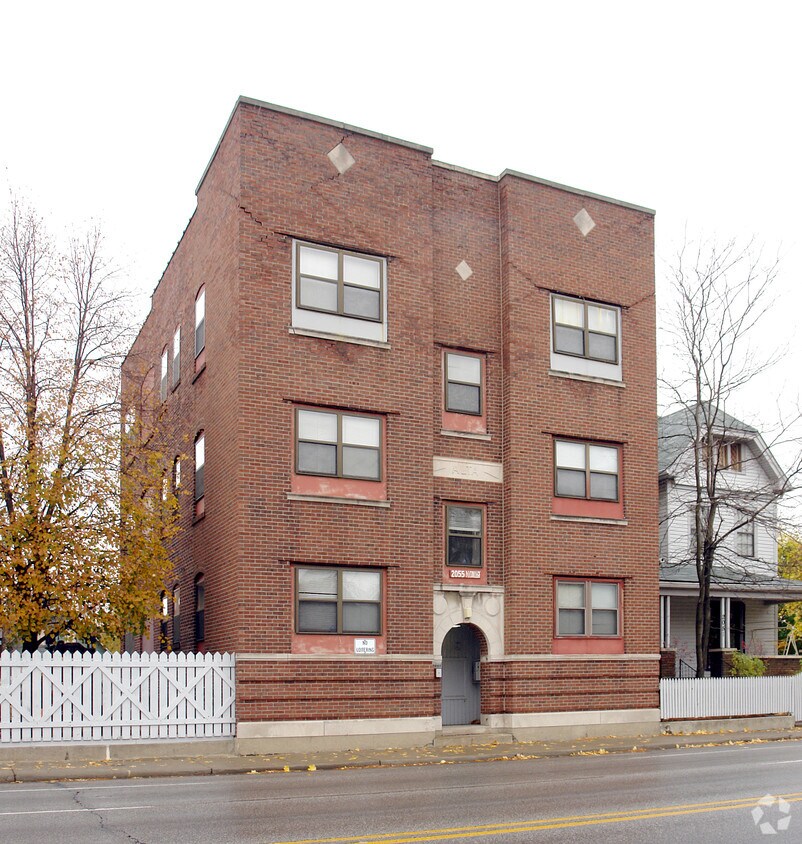 Primary Photo - 2055 N College Ave