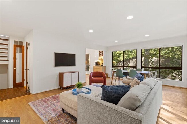 Building Photo - 9411 Fernwood Rd