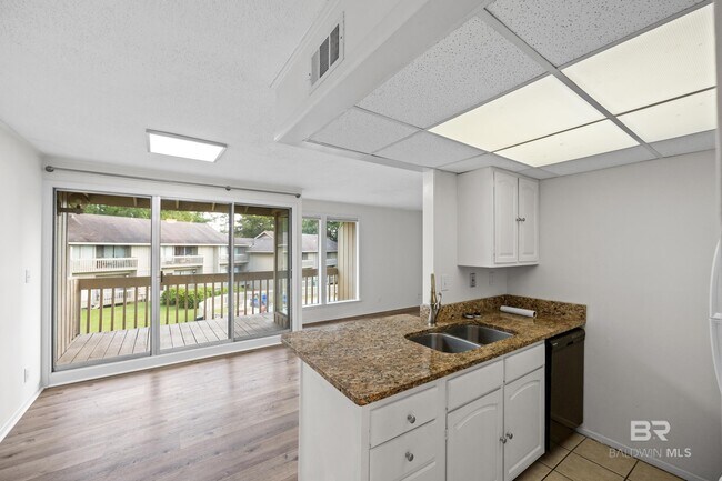 Foto del edificio - 2058 Sea Cliff Dr N