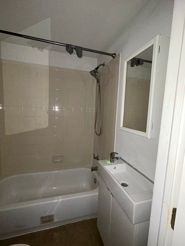 Baño completo - 2219 N 16th St