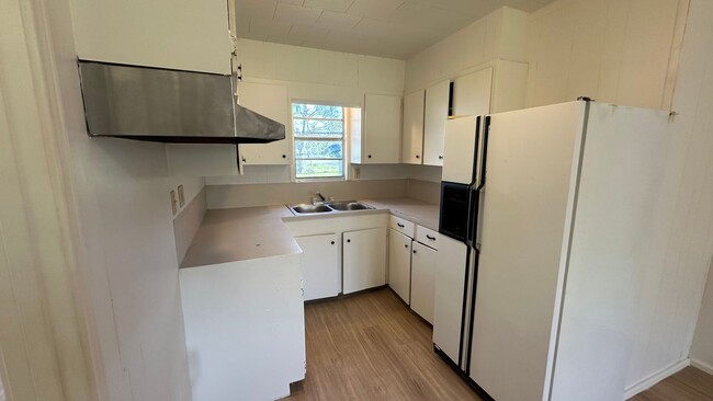 Building Photo - 2 bedroom, 1 bathroom Apartment Available ...