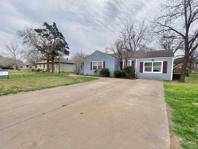 Foto del edificio - Pre-leasing now - 3 bed /2 bath - available 6/10/2026