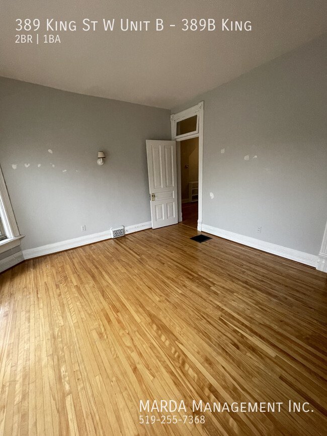 Building Photo - SPACIOUS 2BED/1BATH APT BACKING ON THE THA...