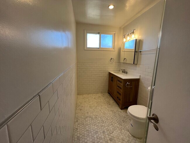 Building Photo - 3359 Rowena Ave