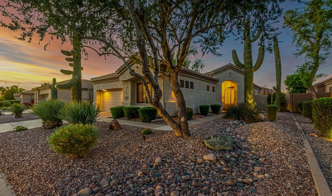 Building Photo - 892 W Raven Dr