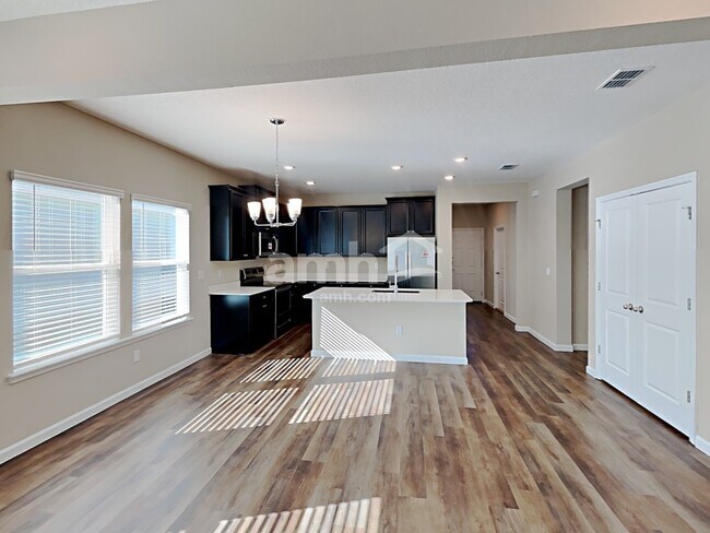 Building Photo - 233 Hemlock Point