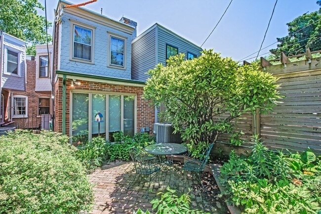 Building Photo - 1018 Wawaset St