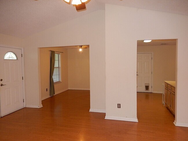 Building Photo - FABULOUS 3/2 w/ Huge Fenced Yard, Garage, ...