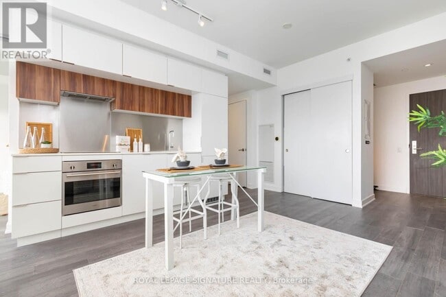 Building Photo - 2805-2185 ROEHAMPTON Ave