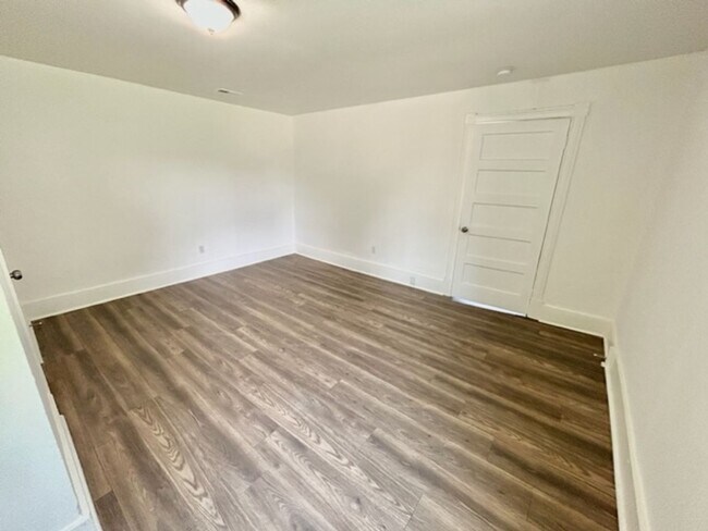 Foto del edificio - MOVE IN READY ONE BEDROOM ONE BATH - GREAT...
