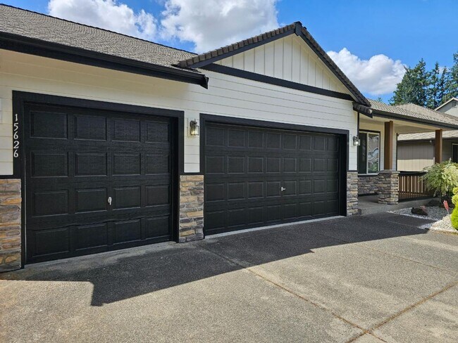 Foto del edificio - Spacious Tacoma Home with Gas Fireplace, 3-Car Garage & Covered Patio!